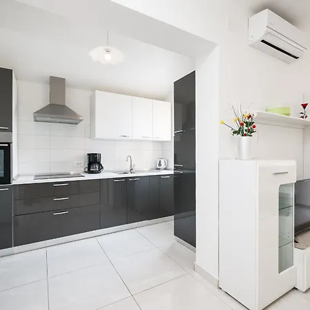 Spacious With Swimming Pool בית נופש