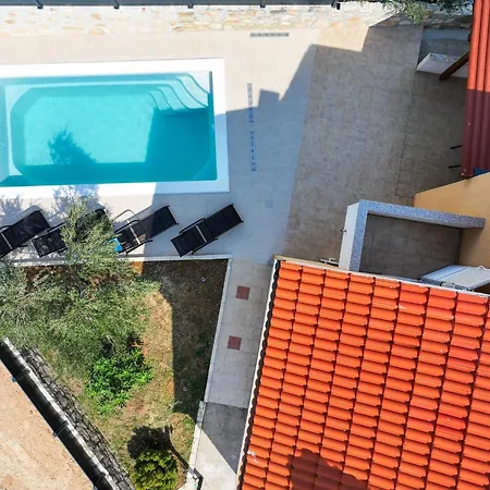 Spacious With Swimming Pool * מסלניקה