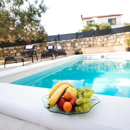 בית נופש Spacious With Swimming Pool מסלניקה