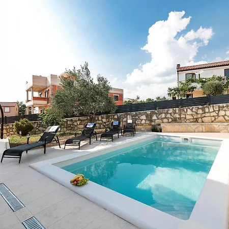 Spacious With Swimming Pool מסלניקה