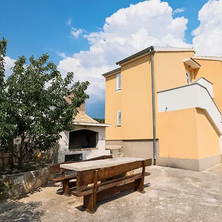 Spacious With Swimming Pool בית נופש