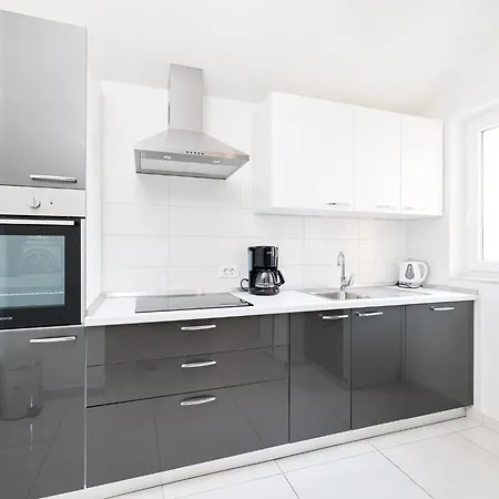 בית נופש Spacious With Swimming Pool