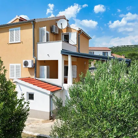 Spacious With Swimming Pool בית נופש מסלניקה