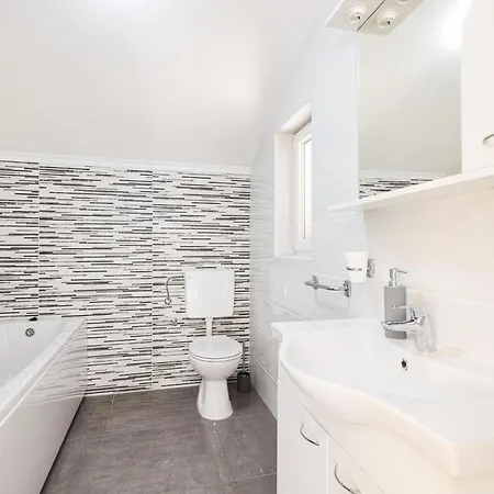 בית נופש Spacious With Swimming Pool מסלניקה