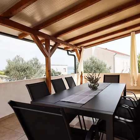 Spacious With Swimming Pool מסלניקה