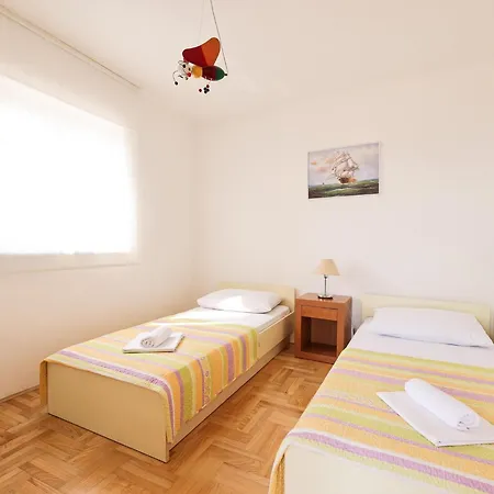 בית נופש Spacious With Swimming Pool