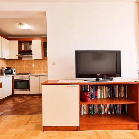 Spacious With Swimming Pool בית נופש *