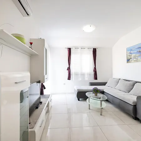 בית נופש Spacious With Swimming Pool מסלניקה