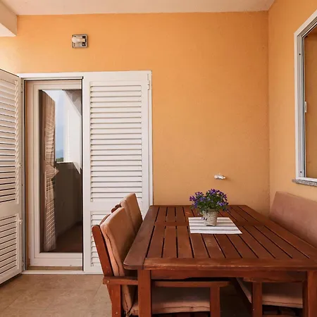 Spacious With Swimming Pool בית נופש