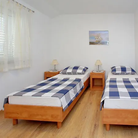 Spacious With Swimming Pool Holiday home Maslenica