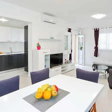 Spacious With Swimming Pool *