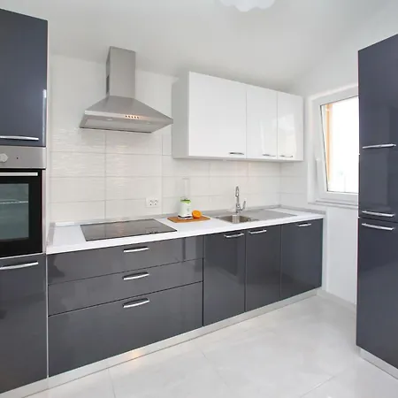 Spacious With Swimming Pool Maslenica