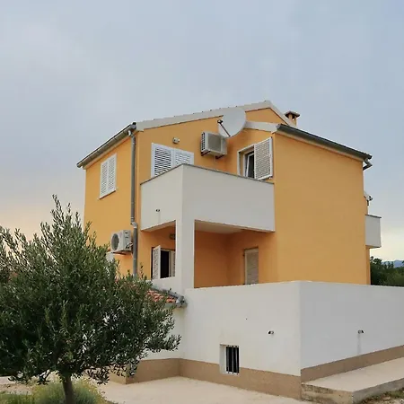 Spacious With Swimming Pool Holiday home *