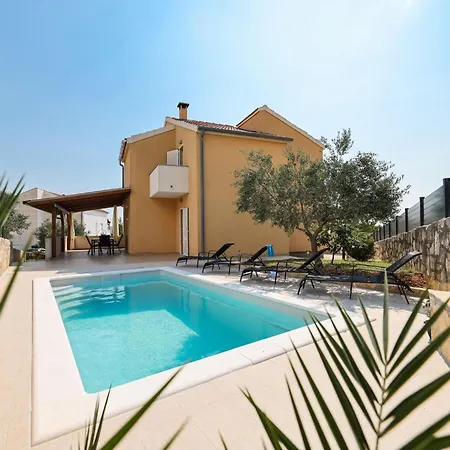 Spacious With Swimming Pool Holiday home