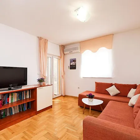 Spacious With Swimming Pool Holiday home Maslenica
