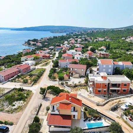 Spacious With Swimming Pool