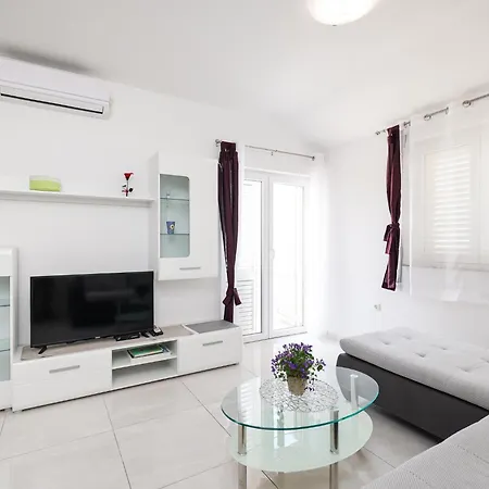 Spacious With Swimming Pool *