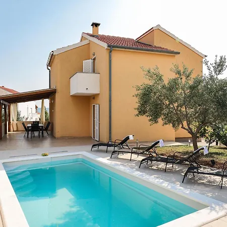 Spacious With Swimming Pool Holiday home *